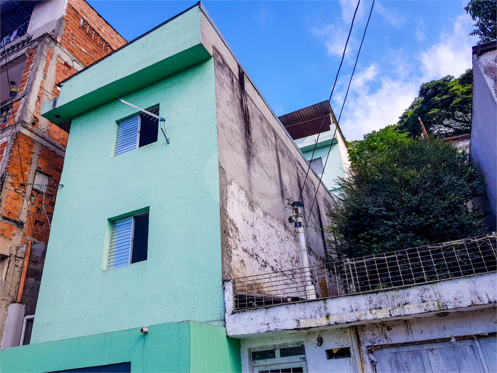 Sobrado para moradia de família grande ou para investidor.