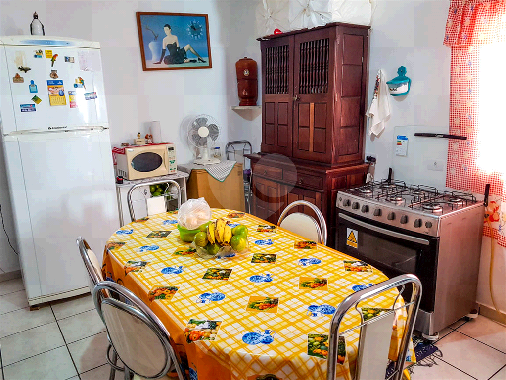 Sobrado para moradia de família grande ou para investidor.