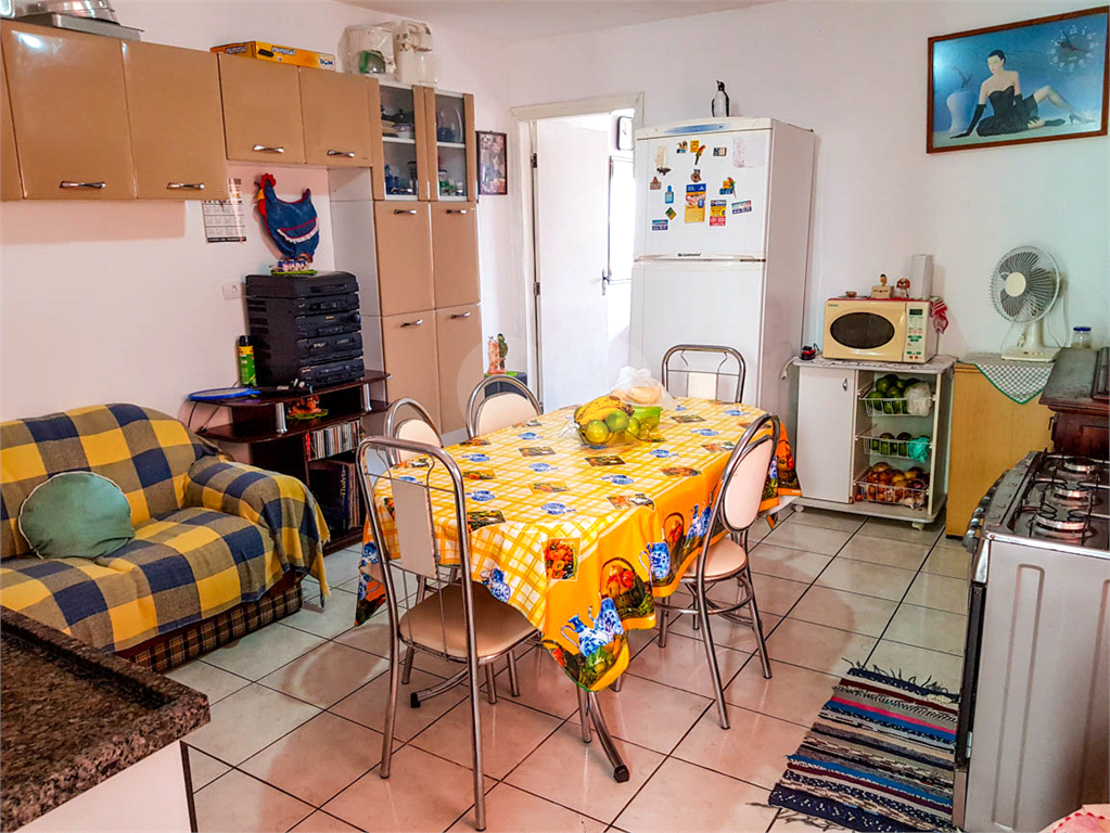 Sobrado para moradia de família grande ou para investidor.