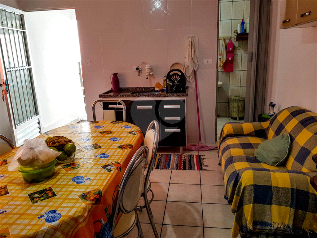Sobrado para moradia de família grande ou para investidor.