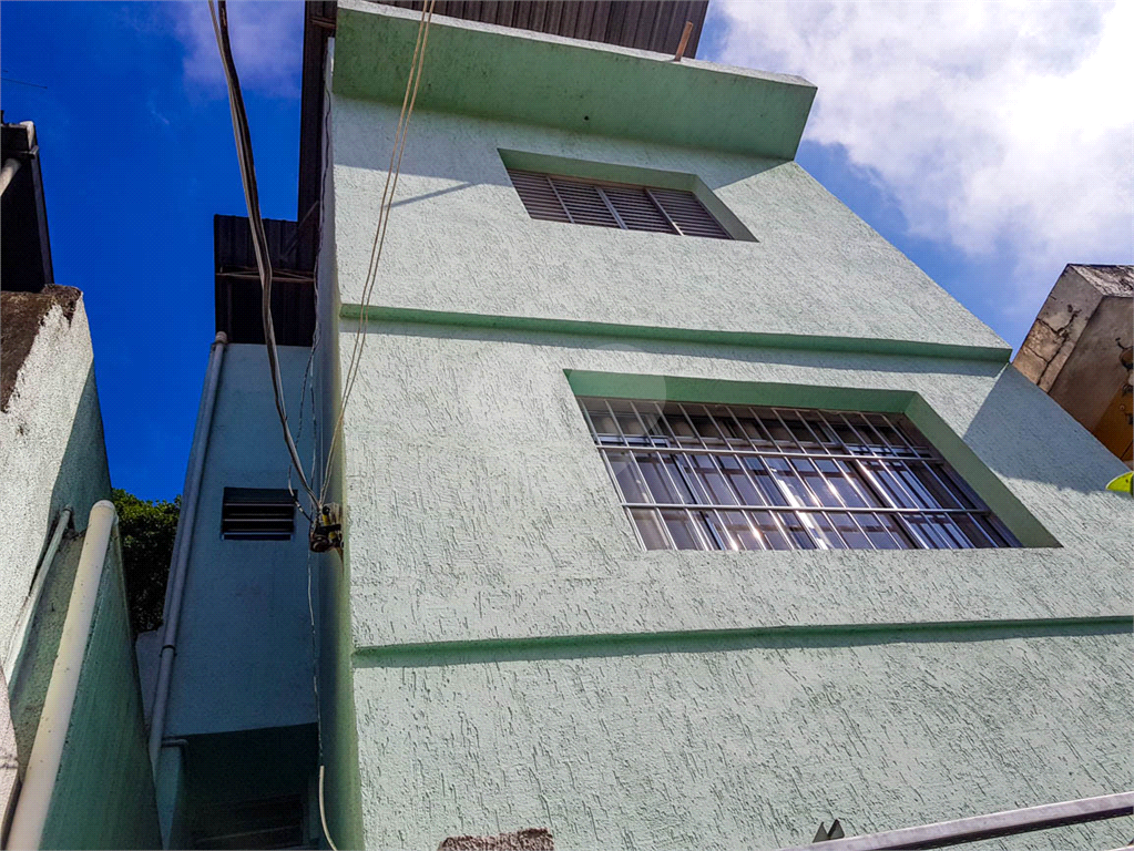 Sobrado para moradia de família grande ou para investidor.