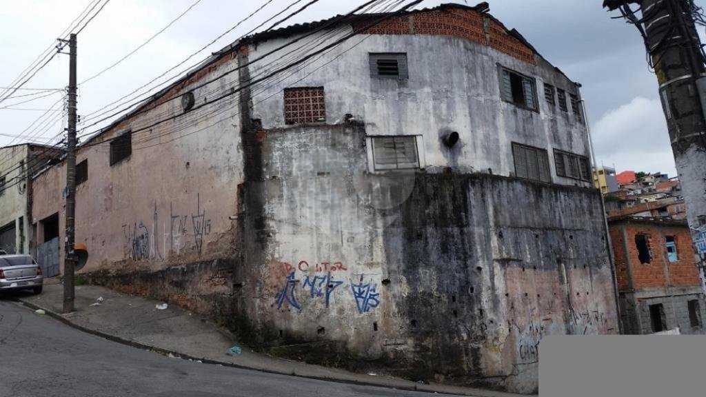Galpão no Jardim Peri com 312 metros quadrados. Mezanino de ferro 13 metros x 5 metros