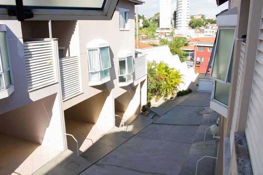 Excelente sobrado em condomínio fechado bem localizado em frente ao Extra e 50m da Paneteria ZN" 
