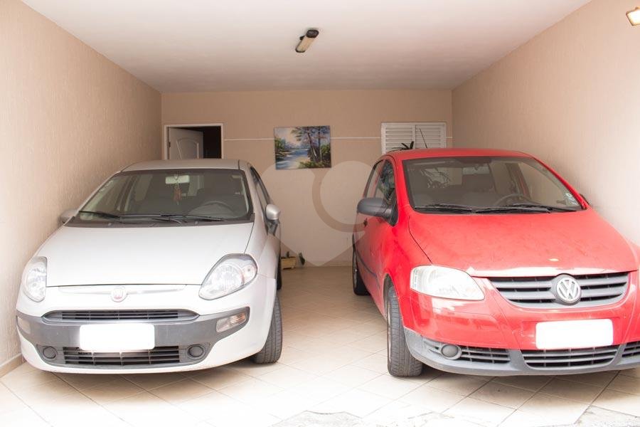 Excelente sobrado em condomínio fechado bem localizado em frente ao Extra e 50m da Paneteria ZN" 
