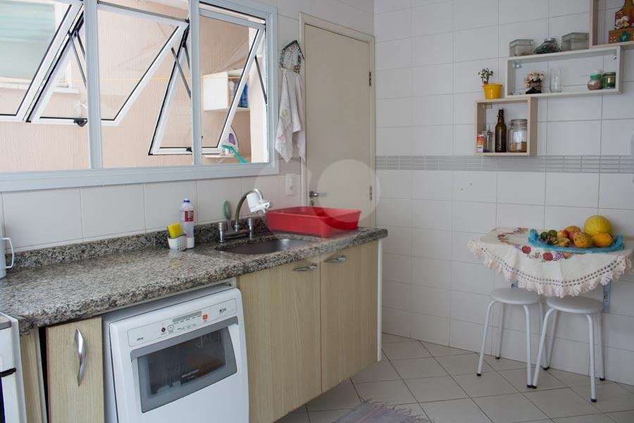 Excelente sobrado em condomínio fechado bem localizado em frente ao Extra e 50m da Paneteria ZN" 

