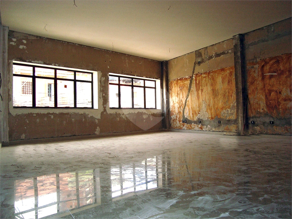 Prédio comercial com 4 andares no bairro de Santana 