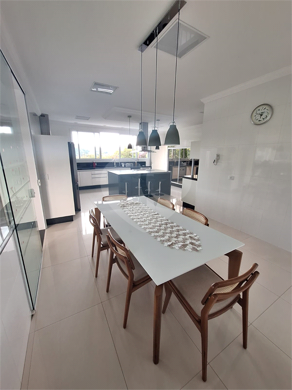 Luxuosa Casa em São Roque: 5 Suítes, Vista Panorâmica e Lazer Completo