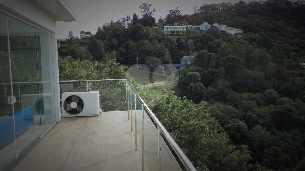 Luxuosa Casa em São Roque: 5 Suítes, Vista Panorâmica e Lazer Completo