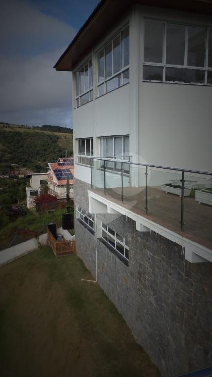Luxuosa Casa em São Roque: 5 Suítes, Vista Panorâmica e Lazer Completo