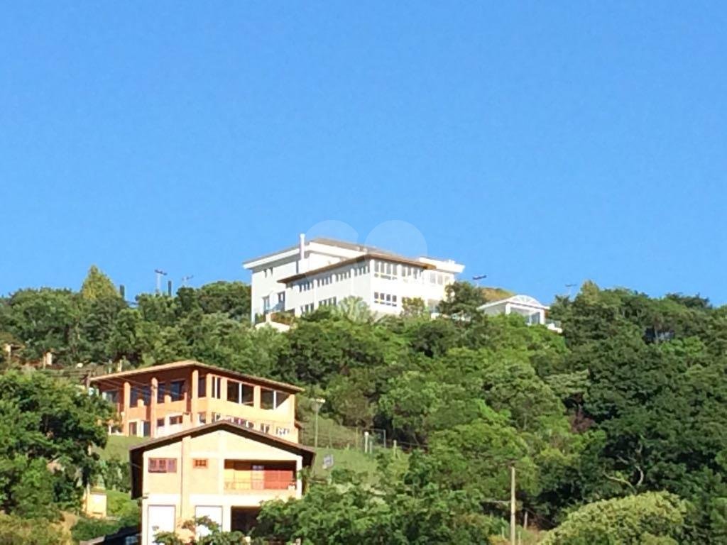 Luxuosa Casa em São Roque: 5 Suítes, Vista Panorâmica e Lazer Completo