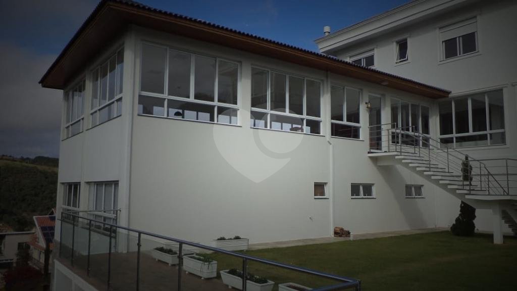 Luxuosa Casa em São Roque: 5 Suítes, Vista Panorâmica e Lazer Completo