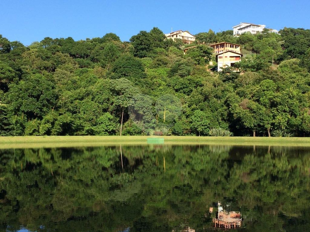 Luxuosa Casa em São Roque: 5 Suítes, Vista Panorâmica e Lazer Completo