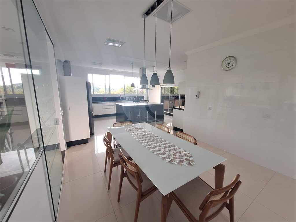 Luxuosa Casa em São Roque: 5 Suítes, Vista Panorâmica e Lazer Completo