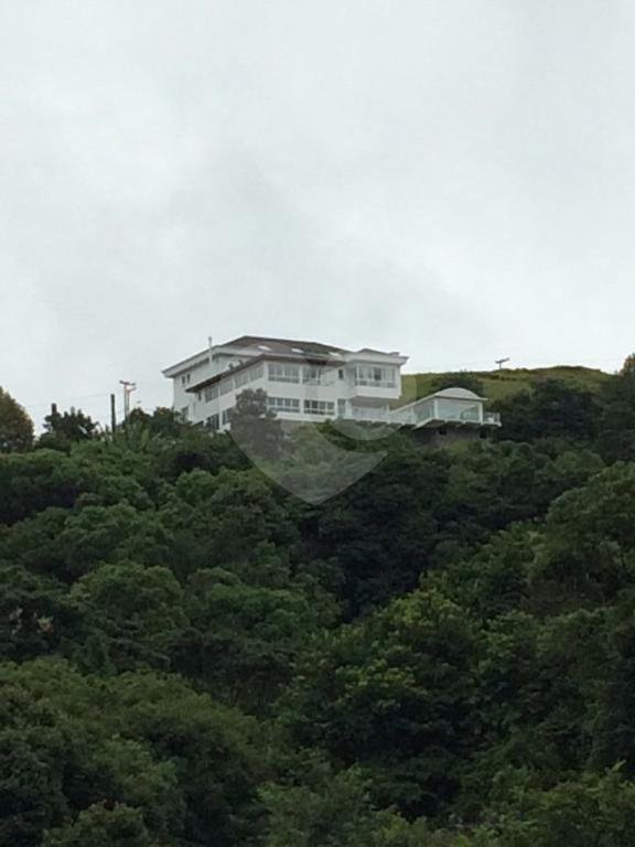 Luxuosa Casa em São Roque: 5 Suítes, Vista Panorâmica e Lazer Completo