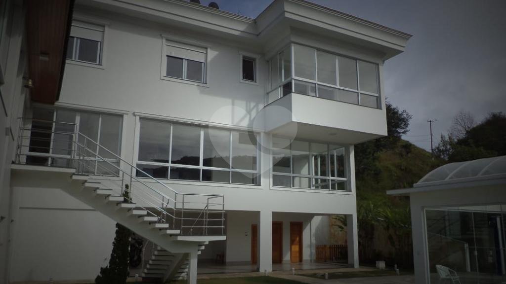 Luxuosa Casa em São Roque: 5 Suítes, Vista Panorâmica e Lazer Completo