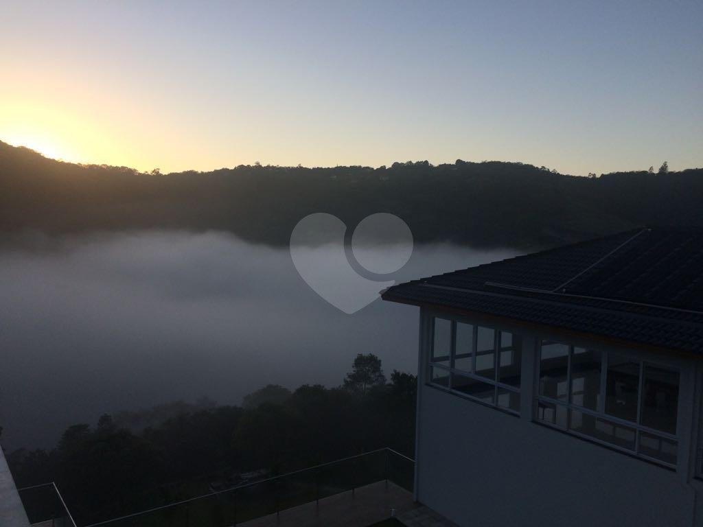 Luxuosa Casa em São Roque: 5 Suítes, Vista Panorâmica e Lazer Completo