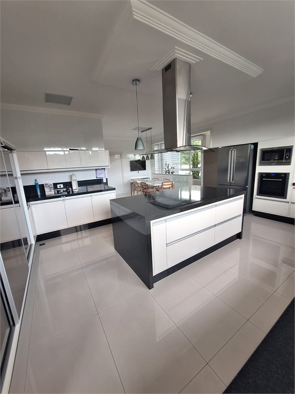 Luxuosa Casa em São Roque: 5 Suítes, Vista Panorâmica e Lazer Completo