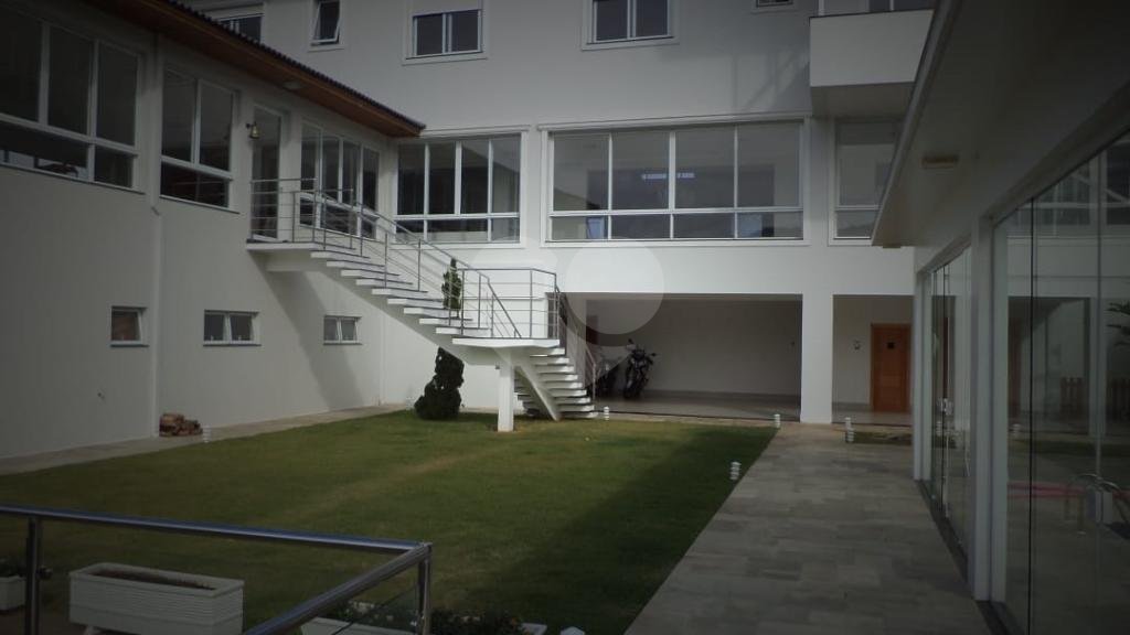 Luxuosa Casa em São Roque: 5 Suítes, Vista Panorâmica e Lazer Completo