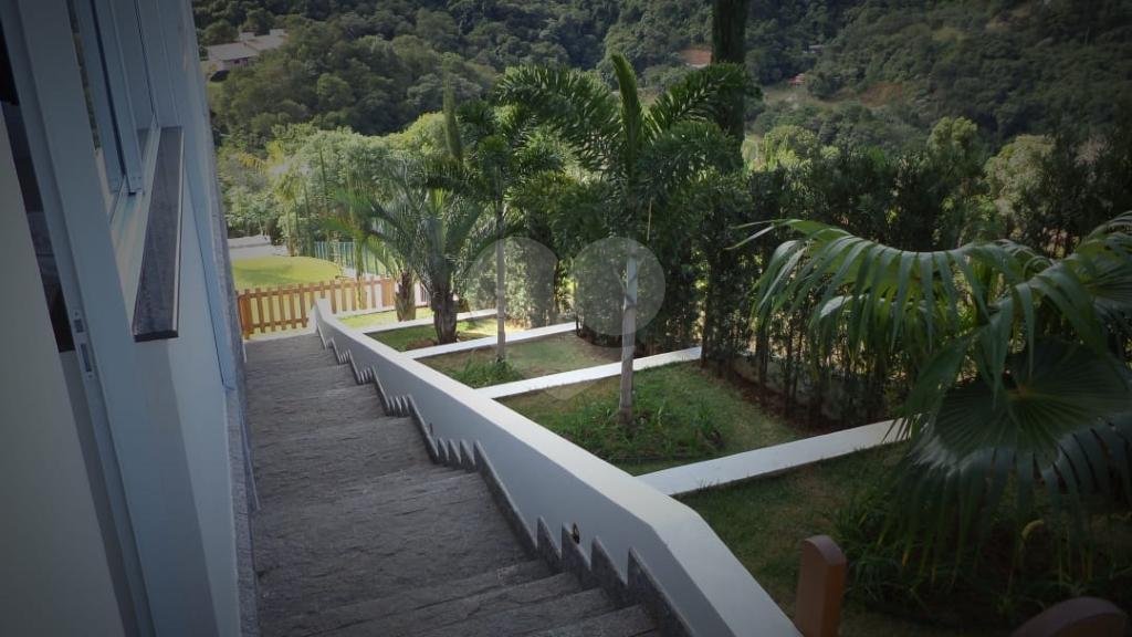 Luxuosa Casa em São Roque: 5 Suítes, Vista Panorâmica e Lazer Completo