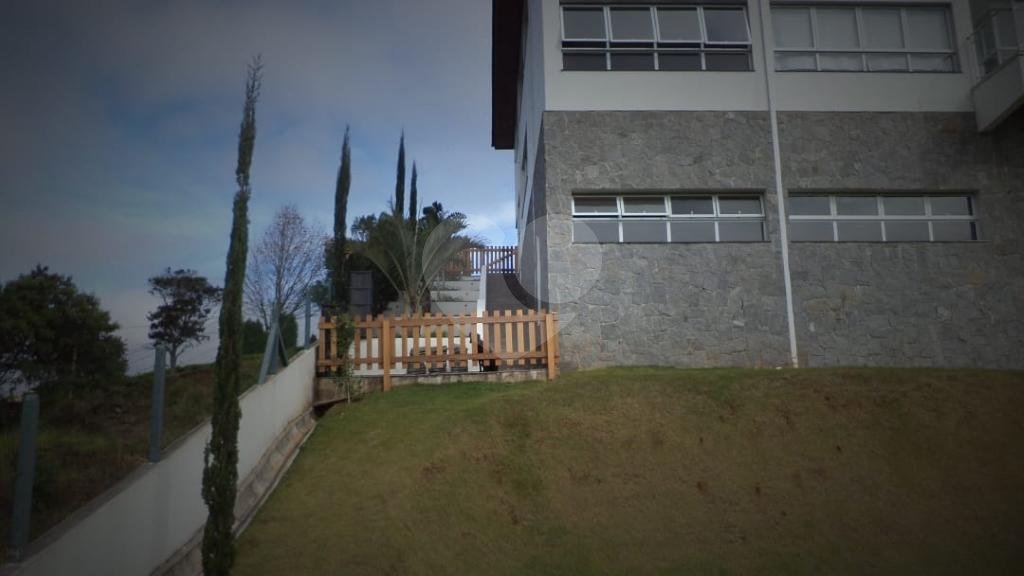 Luxuosa Casa em São Roque: 5 Suítes, Vista Panorâmica e Lazer Completo