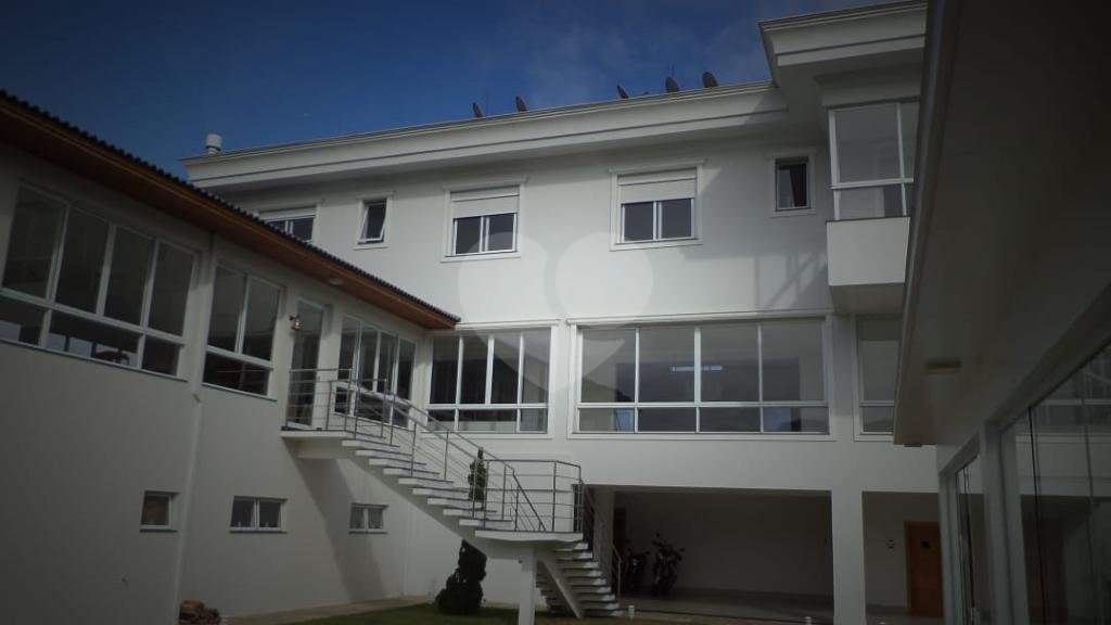 Luxuosa Casa em São Roque: 5 Suítes, Vista Panorâmica e Lazer Completo