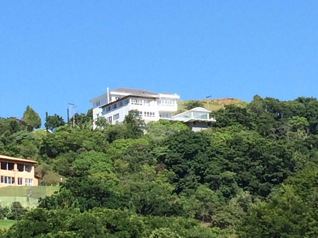 Luxuosa Casa em São Roque: 5 Suítes, Vista Panorâmica e Lazer Completo