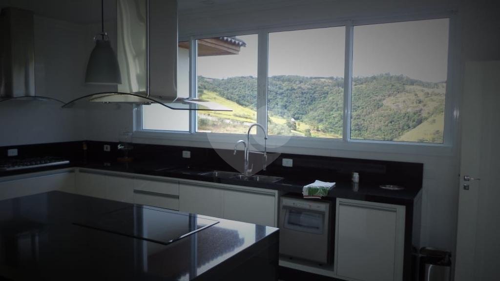 Luxuosa Casa em São Roque: 5 Suítes, Vista Panorâmica e Lazer Completo