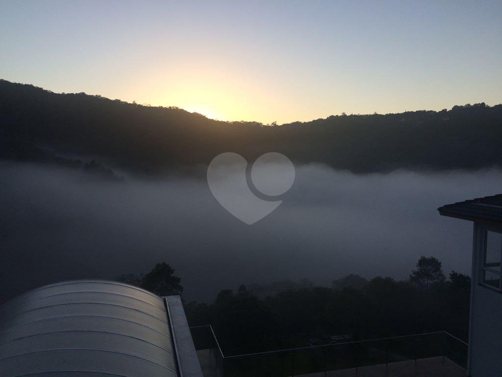 Luxuosa Casa em São Roque: 5 Suítes, Vista Panorâmica e Lazer Completo