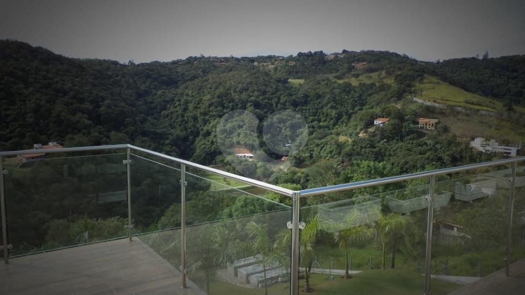 Luxuosa Casa em São Roque: 5 Suítes, Vista Panorâmica e Lazer Completo