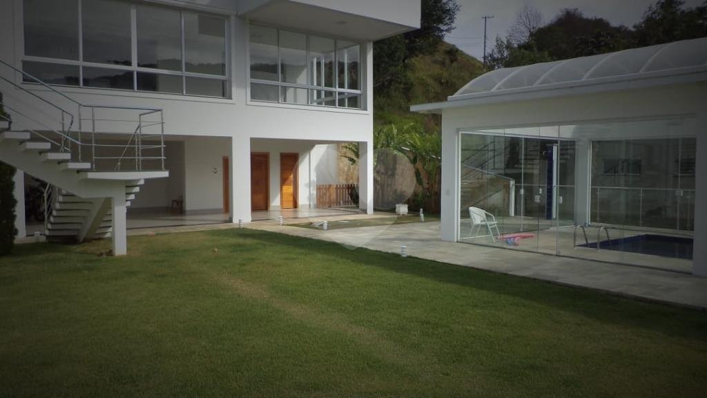 Luxuosa Casa em São Roque: 5 Suítes, Vista Panorâmica e Lazer Completo