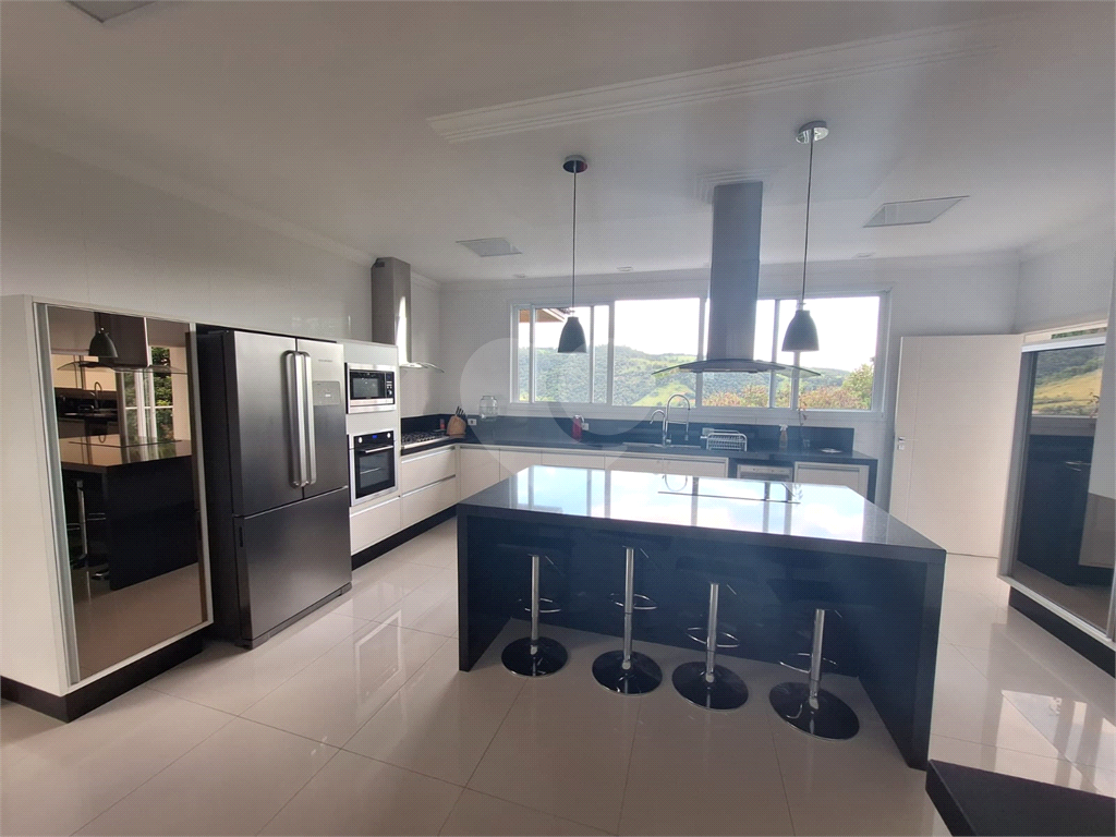 Luxuosa Casa em São Roque: 5 Suítes, Vista Panorâmica e Lazer Completo