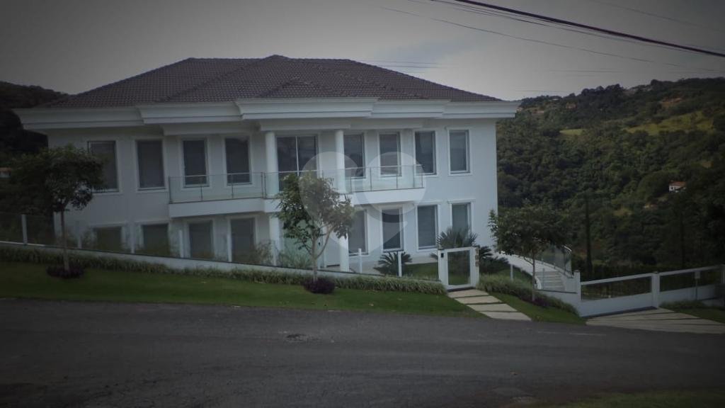 Luxuosa Casa em São Roque: 5 Suítes, Vista Panorâmica e Lazer Completo