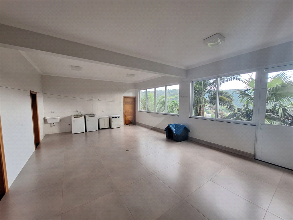 Luxuosa Casa em São Roque: 5 Suítes, Vista Panorâmica e Lazer Completo