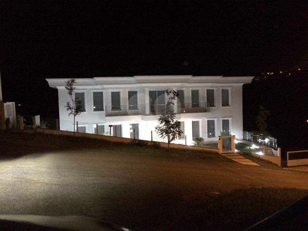 Luxuosa Casa em São Roque: 5 Suítes, Vista Panorâmica e Lazer Completo