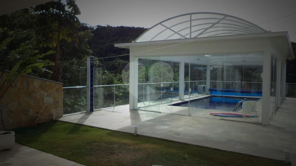 Luxuosa Casa em São Roque: 5 Suítes, Vista Panorâmica e Lazer Completo