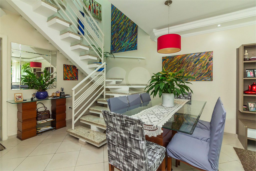 Excelente sobrado seminovo PORTEIRA FECHADA com 180m², local nobre no Jardim São Paulo