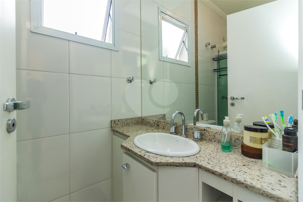 Excelente sobrado seminovo PORTEIRA FECHADA com 180m², local nobre no Jardim São Paulo