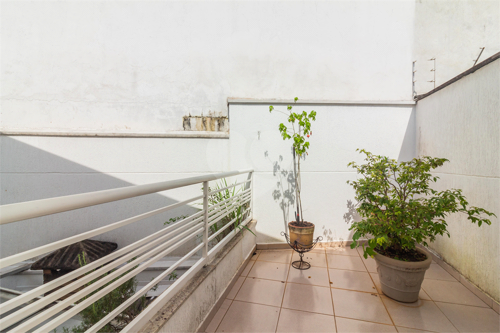 Excelente sobrado seminovo PORTEIRA FECHADA com 180m², local nobre no Jardim São Paulo