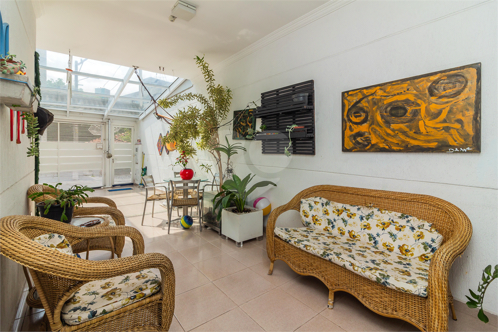 Excelente sobrado seminovo PORTEIRA FECHADA com 180m², local nobre no Jardim São Paulo