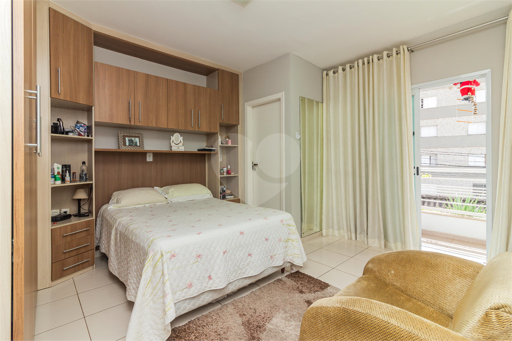 Excelente sobrado seminovo PORTEIRA FECHADA com 180m², local nobre no Jardim São Paulo
