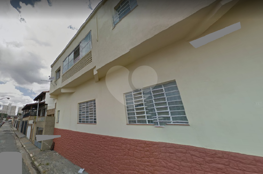 Prédio comercial e residencial na Casa Verde