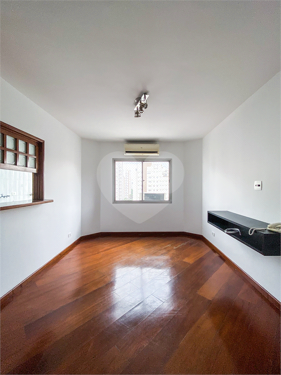 APARTAMENTO em MOEMA