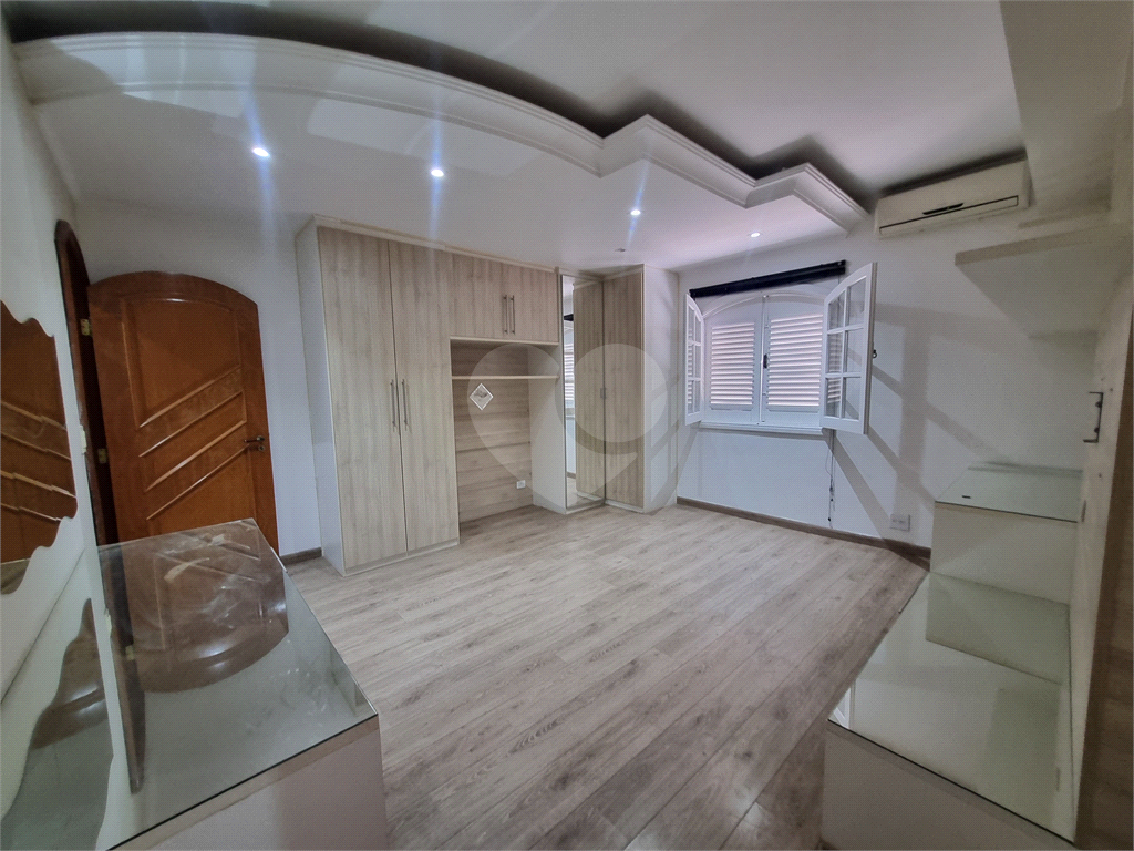 Sobrado Maravilhoso – 360 m², 4 Suítes, Churrasqueira e Piscina com Cascata, 6 vagas 