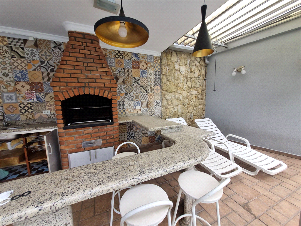 Sobrado Maravilhoso – 360 m², 4 Suítes, Churrasqueira e Piscina com Cascata, 6 vagas 