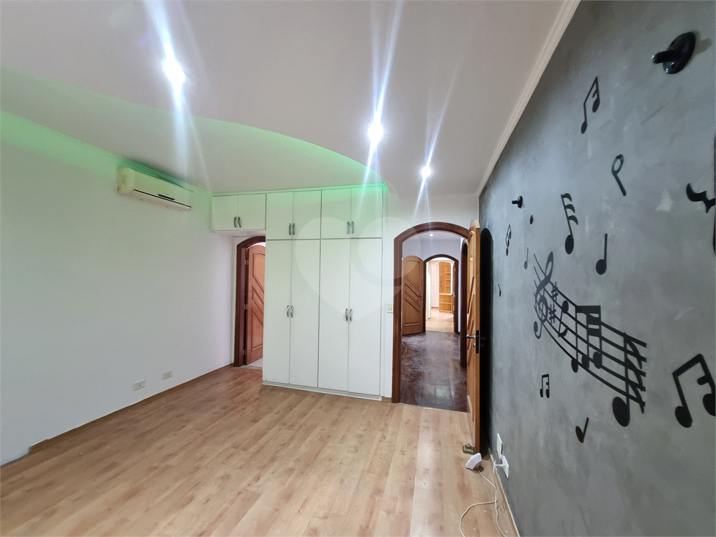 Sobrado Maravilhoso – 360 m², 4 Suítes, Churrasqueira e Piscina com Cascata, 6 vagas 