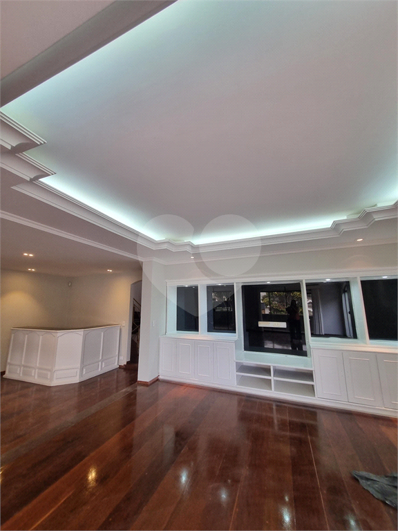 Sobrado Maravilhoso – 360 m², 4 Suítes, Churrasqueira e Piscina com Cascata, 6 vagas 