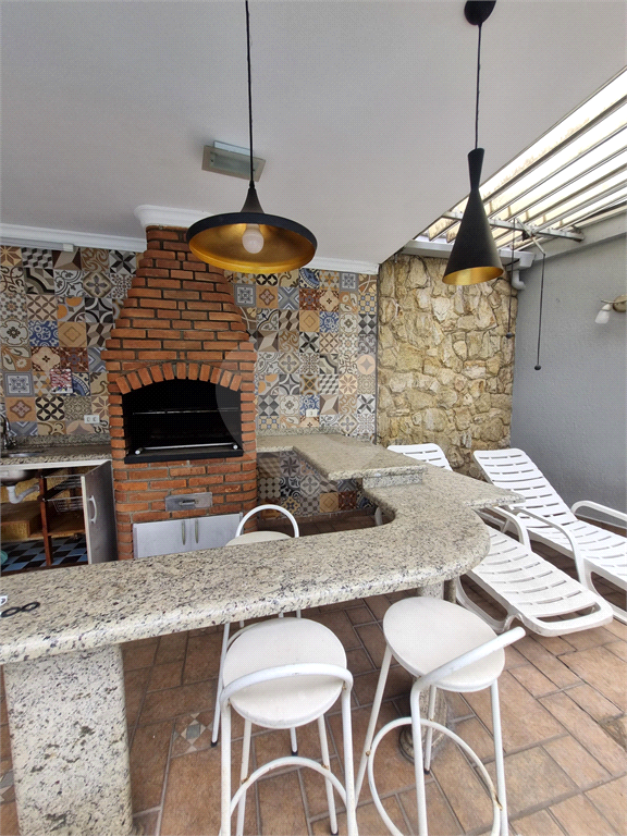 Sobrado Maravilhoso – 360 m², 4 Suítes, Churrasqueira e Piscina com Cascata, 6 vagas 