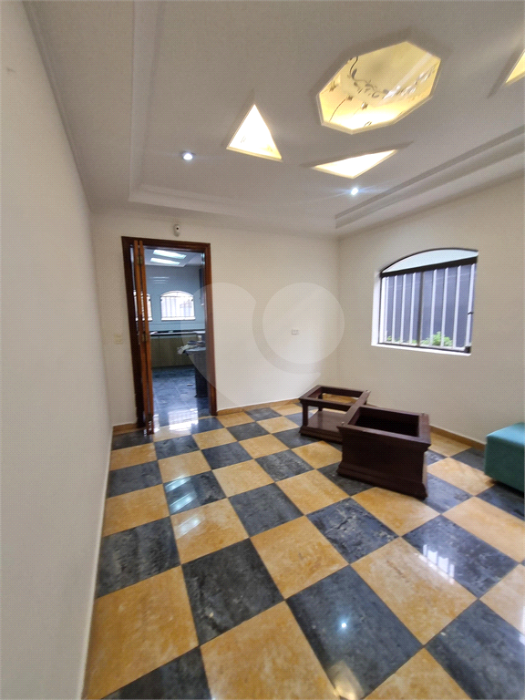 Sobrado Maravilhoso – 360 m², 4 Suítes, Churrasqueira e Piscina com Cascata, 6 vagas 