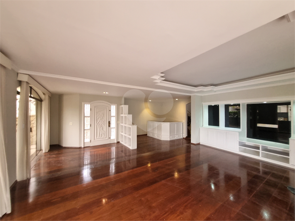 Sobrado Maravilhoso – 360 m², 4 Suítes, Churrasqueira e Piscina com Cascata, 6 vagas 