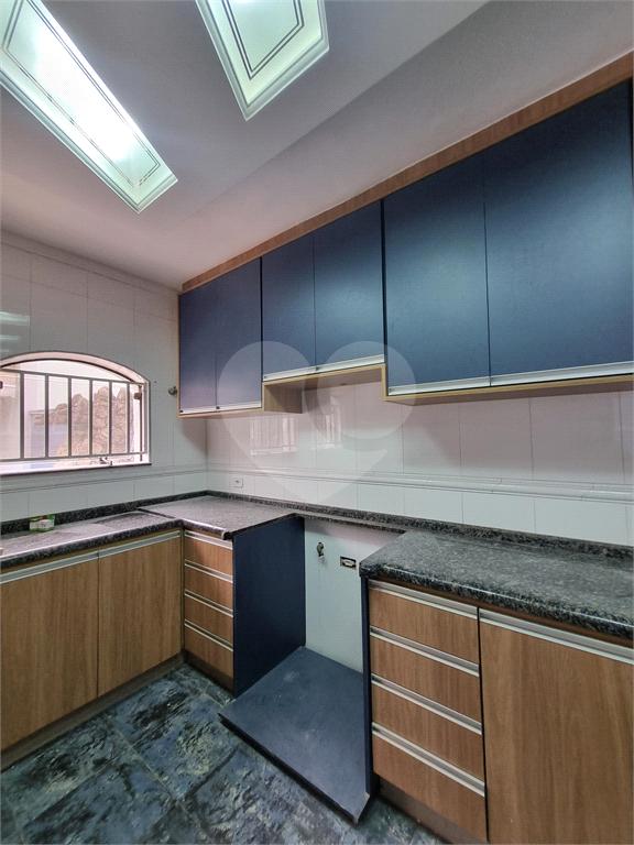 Sobrado Maravilhoso – 360 m², 4 Suítes, Churrasqueira e Piscina com Cascata, 6 vagas 